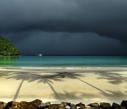 zon en onweer tijdens het regenseizoen op Koh Kood eiland